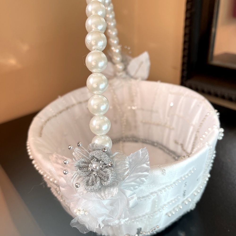 New white flower gril basket wedding handmed